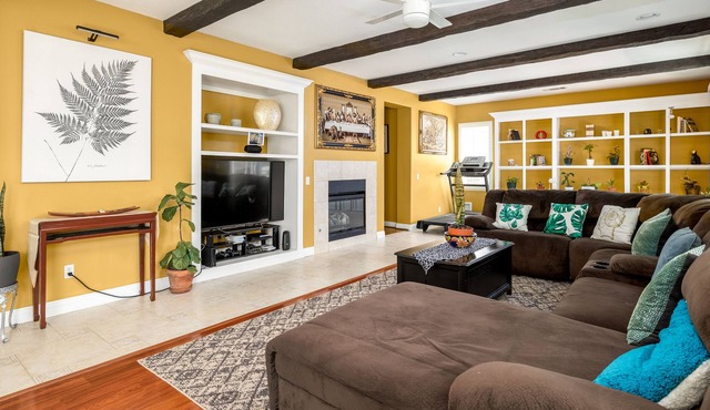 Luxury 6-Bedroom Home w Large 3-Cars Garage & Spacious Yard