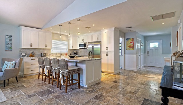 Luxury Beach Cottage -Naples (new heated pool and hot tub) short walk to Beach