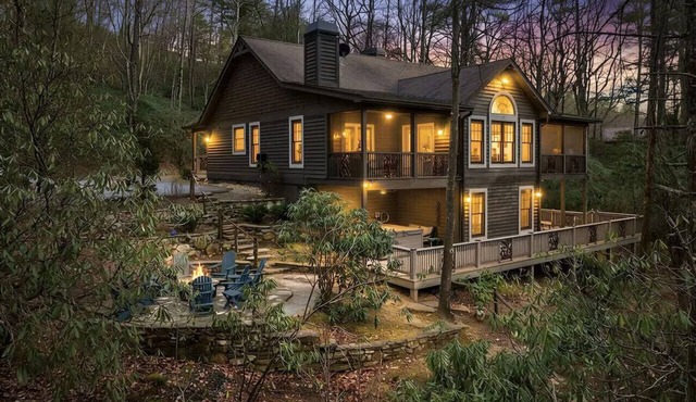 Luxury Creekside Cottage, Hot Tub, Fire Pit, 4 Porches, Near Cashiers & Sapphire