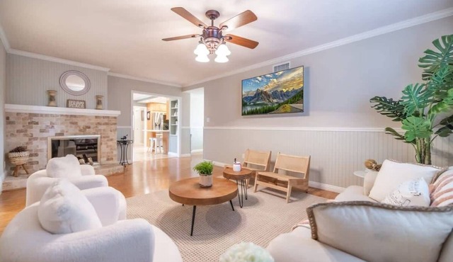 Marbella Lane - Charming 4BR Bungalow for Relaxing Retreat