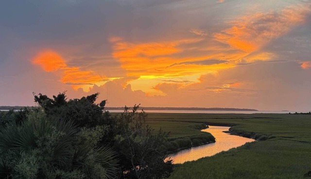 Marshfront Retreat with Stunning Sunset and Sunrise Views