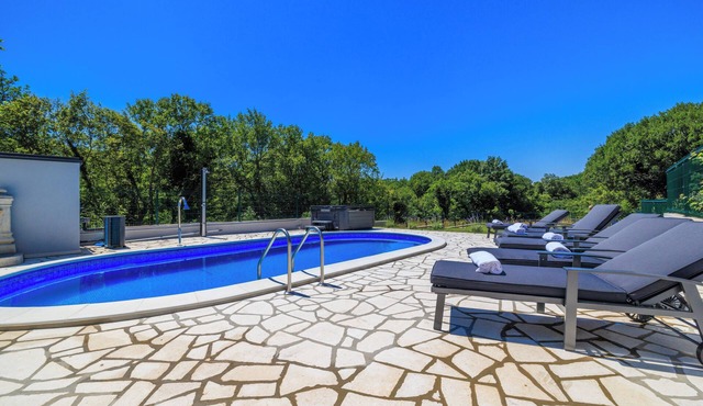 Mediterranean villa with 5 bedrooms, pool and large outdoor area