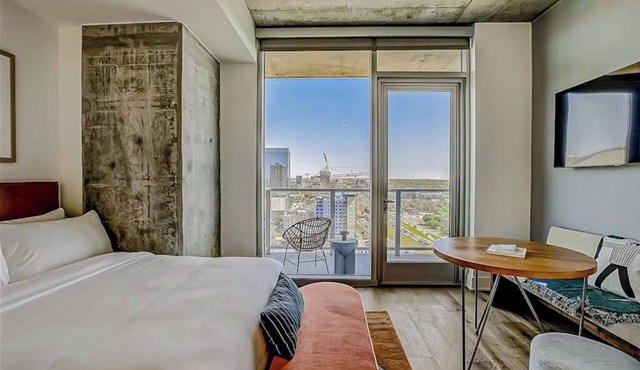 Natiivo Austin studio - lake & skyline-view balcony, pool & gym - dogs OK