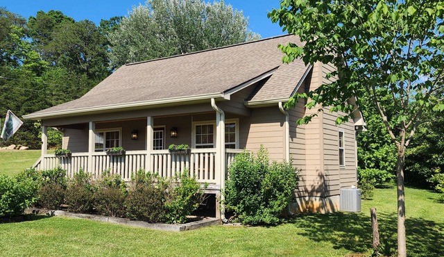 New 1BR/1BA The Bear Stop Flat Paved Access Wears Valley Hot Tub WiFi Pool Table