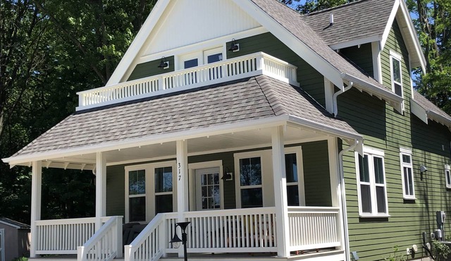 New cottage with pool and walkable to downtown/beach