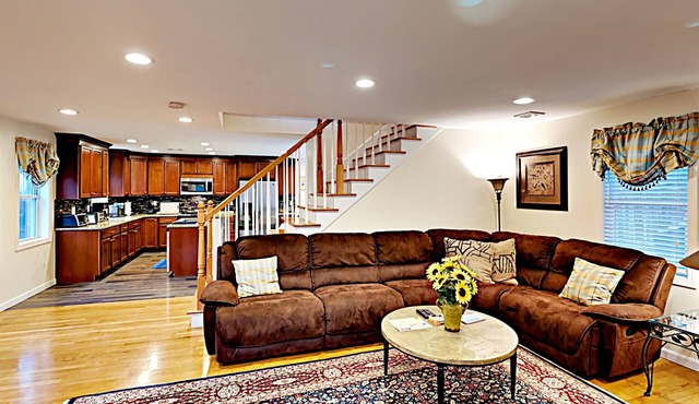 New, dog-friendly 5-bed home. Steps to Keyes Beach, Main Street, and Harbor!