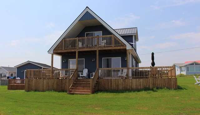 Newly Built 3 Bedroom Cottage + Bunk House With A/C, 2 Minute Walk To The Beach!