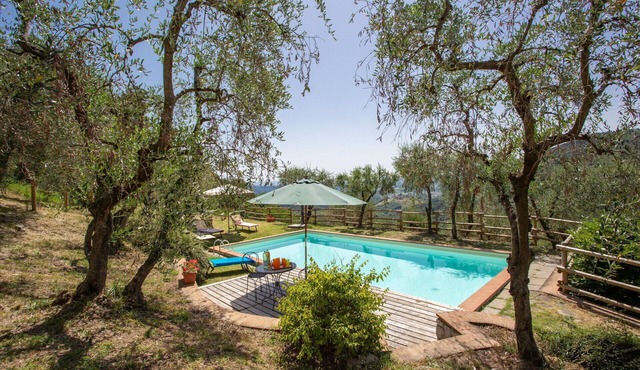 Nice apartment in villa with WIFI, pool, TV, patio, pets allowed and panoramic view, close to Lu.