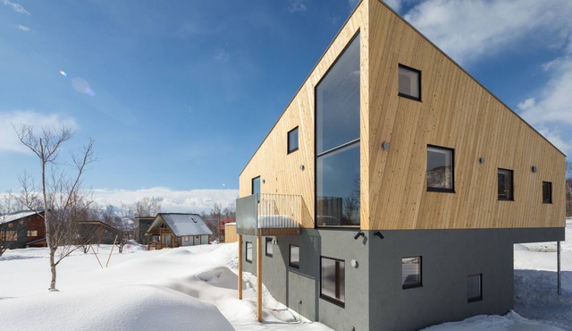 Niseko Village ski Chalet 4BDR Car Delica Included