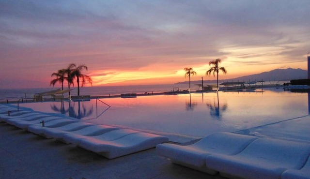 Oceanfront Aria Ocean - Sleeps family of 4