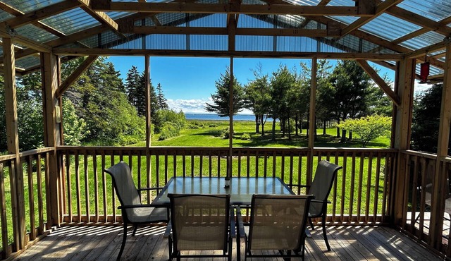 Oceanfront Cozy Cottage Private Beach, Hot Tub, Pool & Boardwalk