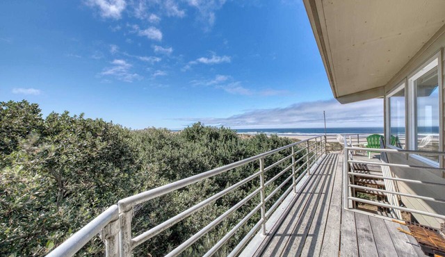 Oceanfront dog-friendly house w/deck overlooking the water