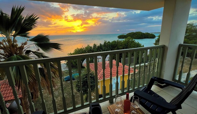 Oceanfront Family Condo - Pool, King Bed, AC, Parking, Full Kitchen