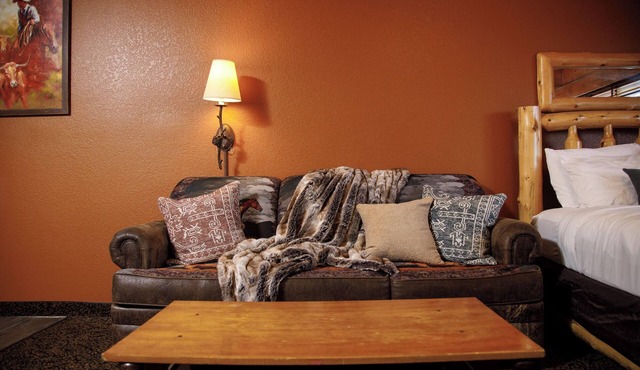 One Queen Studio With Kitchen, Access to Pool, Hot Tub, and Gym