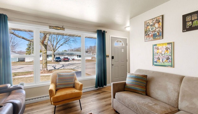 Oneida St duplex 5 min walk to Lambeau 8 beds furnished full kitchen laundry