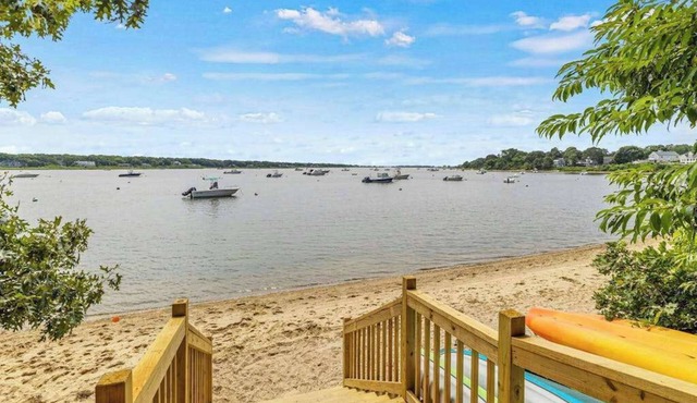 Peaceful Great Pond getaway with private yard, patio, AC & family-friendly games