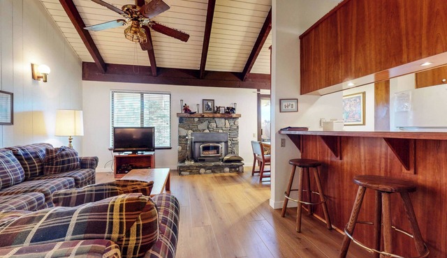 Pet-Friendly Rustic Cabin. Near The Village & Lakes Basin, Pool and Hot Tub