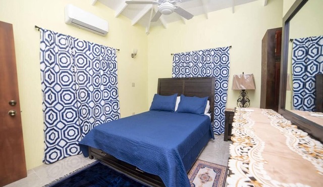 Prentice Place Lovely 1 bedroom condo with private parking.