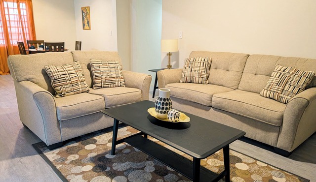 Private 2BR/2BA Tropical Retreat, Quiet and Spacious