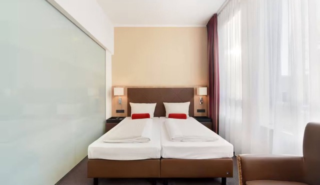 Quiet, Inviting Room Perfect for Business Travelers Seeking Easy Metro Access