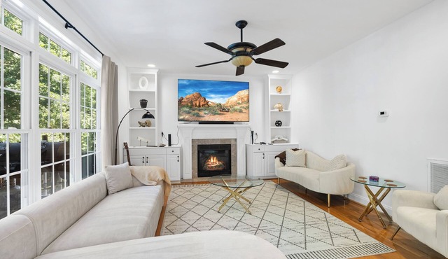 Raleigh Retreat: Mini Library, Fun Basement, EV, Surround Sound 85 in TV System