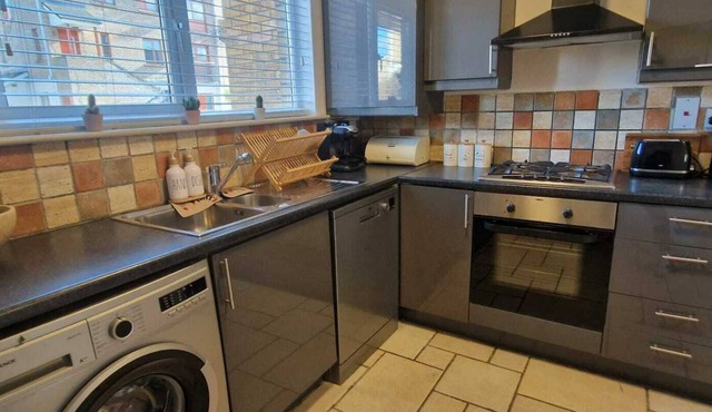 Refurbed, Modern & Stylish 3BD w/Garden/Pets OK