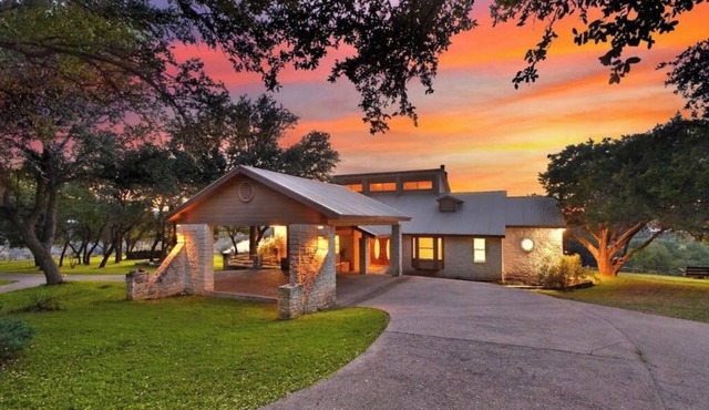 Regal riverfront home with 2 cabins - 2 miles to marina