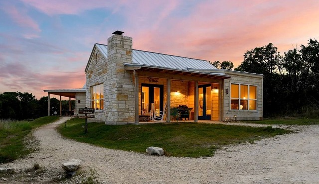 Relaxing Accessible Cottage with Outdoor Fireplace for a Peaceful Getaway near Austin, Texas