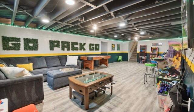 Rest UR Cheesehead 9 min walk Lambeau-3 BR+arcade