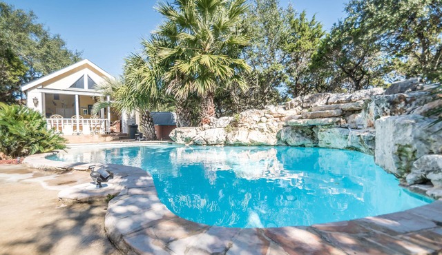 Romantic Getaway Cottage with Hot Tub and Resort Amenities