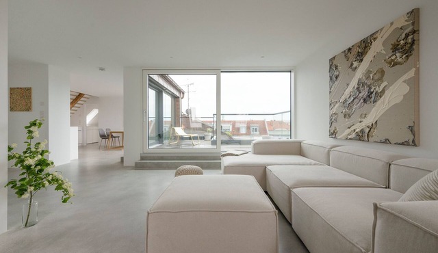 Scandinavian Calm Meets Latin Soul – Schwabing Retreat with Frauenkirche Views
