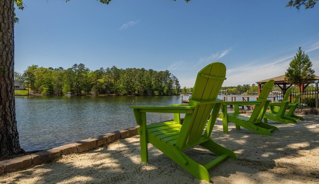 SERENITY NOW/Sunsets/Beach/Water On 3 Sides/Firepit/dock/boat ramp/Wi-Fi