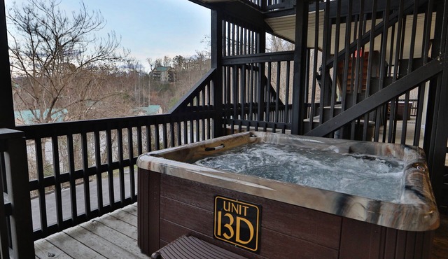 Sleeps 12, hot tub, close to Dollywood!