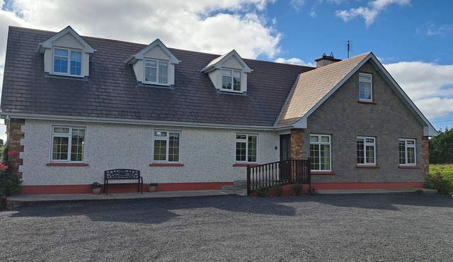 Spacious 6-Bed House 10 minutes from Knock Airport