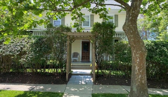 Spacious & Airy, Short Walk to Beach & Town. Avail 8/29 thru Labor Day weekend!