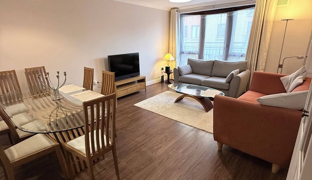 Spacious Apartment on a quiet street 1 min from Smithfield Square.