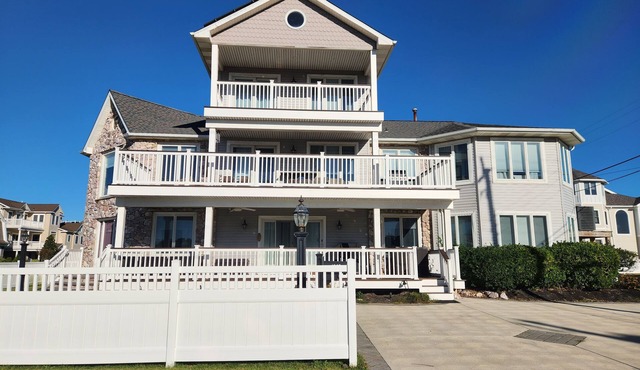 Spacious beach house, 7 bed/4bath, close to beach!