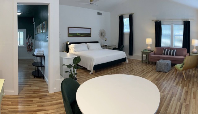 Spacious guesthouse located in the heart of Weatherford.