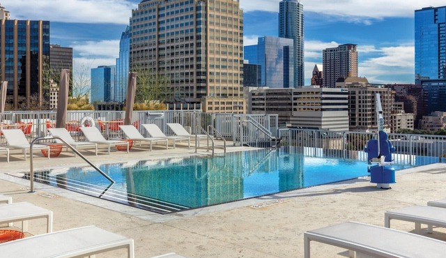 Studio unit/Austin - Full Kitchen, W/D, Rooftop Pool, & More!