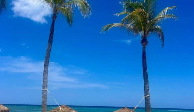 Stunning oceanfront 2 bedroom, resort townhouse - Grand Cayman, Cayman Islands