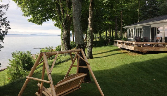 Stunning peaceful 150ft waterfront, 3bed/2bath cottage/2 SUPs,3 kayak's & bikes