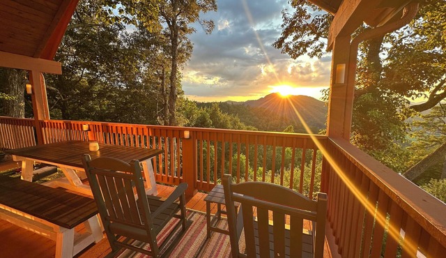 Stunning Views, King Bed, outdoor swing bed, Hot Tub, 5 minutes to the GSMNP!