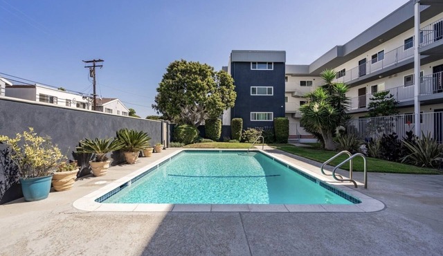 Summer Special! Luxurious, Modern Condo - Gym, Pool, Steps to Hermosa