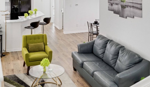 Tasteful 3BR I Free Parking I Workspace