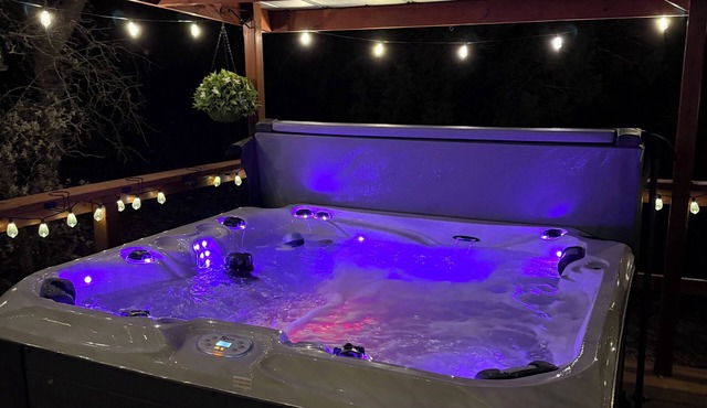 The Chill Haus~ cozy 2b/2b, sleeps 8, Hot Tub/Game room close to lake and river!