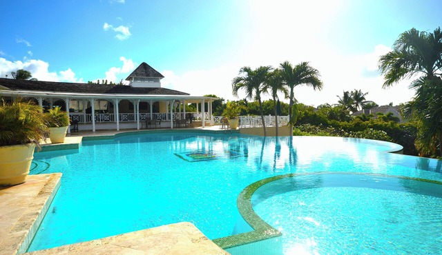 The Garden Loft with pool and club house access