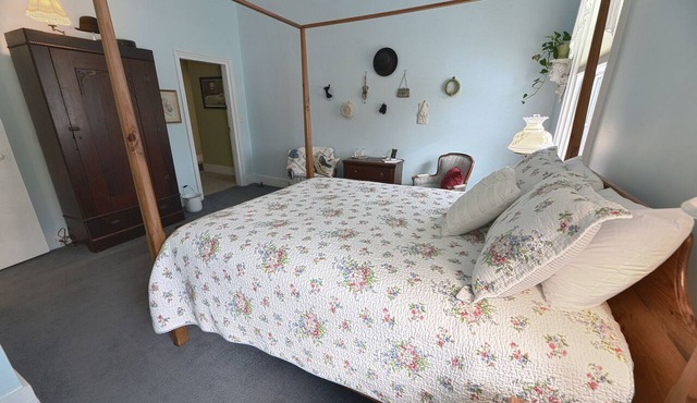 The Susan B. - King room with shower