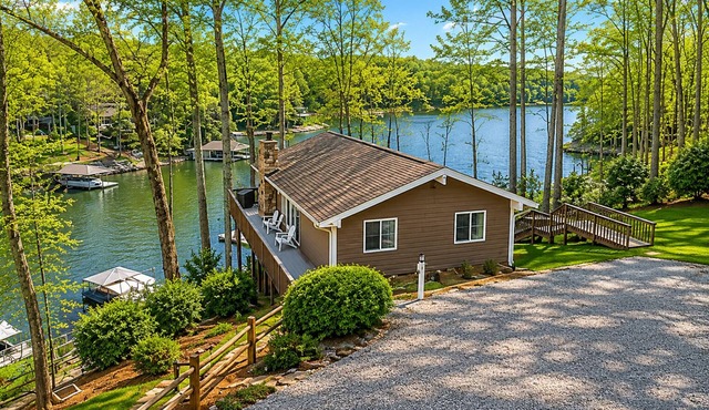 Treetop & Waterfront! Quiet Cove, Hot Tub, Kayaks, Game Room and more