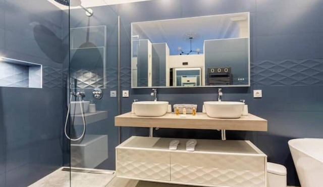 Very spacious, recently renovated apartment near Madeleine