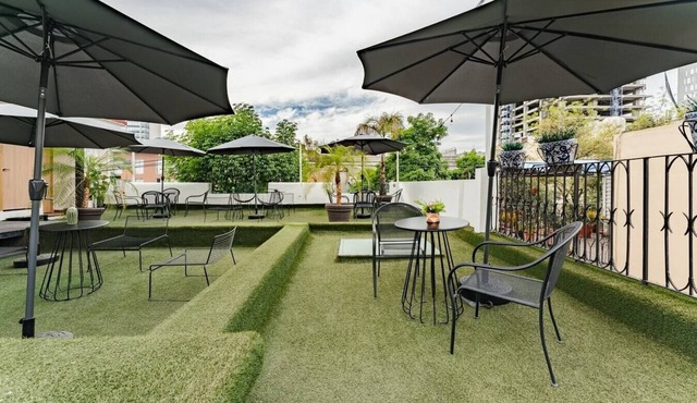 VH | Private bedroom + wifi and rooftop | 349